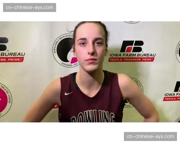 特写：WNBA选秀大会，状元秀凯特琳·克拉克戴上印第安纳狂热队帽子瞬间